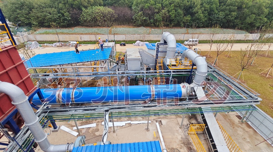 安徽木屑烘干炭化設(shè)備生產(chǎn)現(xiàn)場(chǎng)